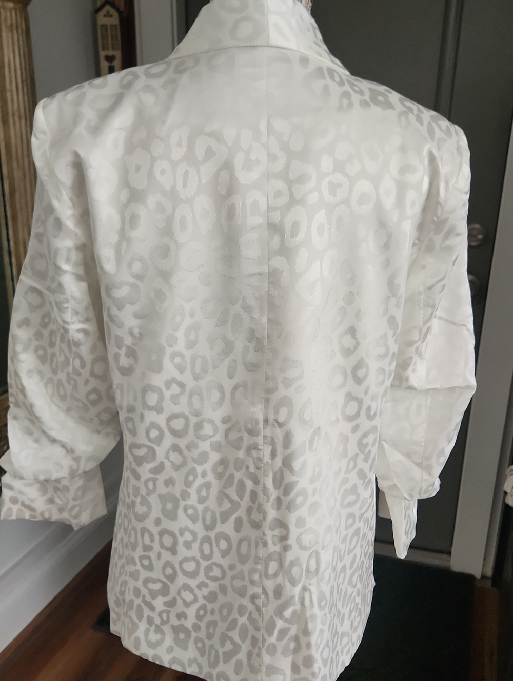Leopard Eesome Women's Open Blazer- White - Picture 3 of 9